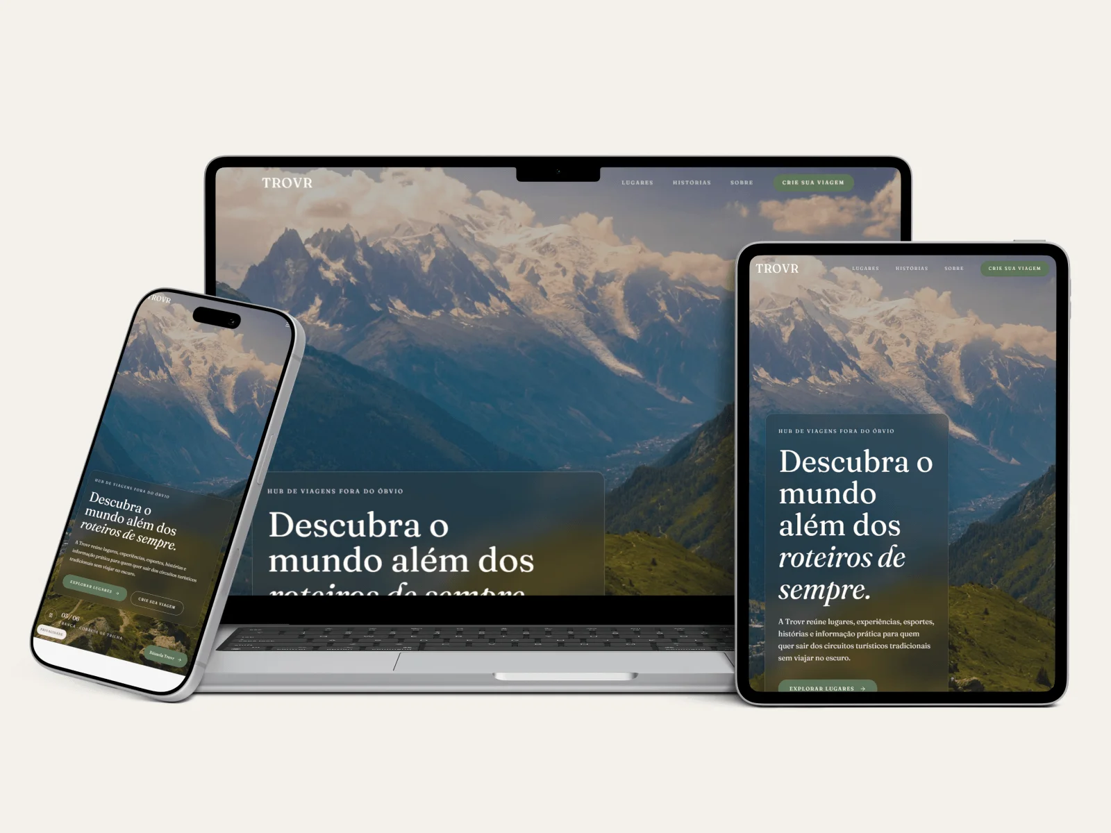 The Trovr website on a phone, laptop and tablet. The homepage hero shows a snowy mountain range and the Portuguese headline 'Descubra o mundo além dos roteiros de sempre.'